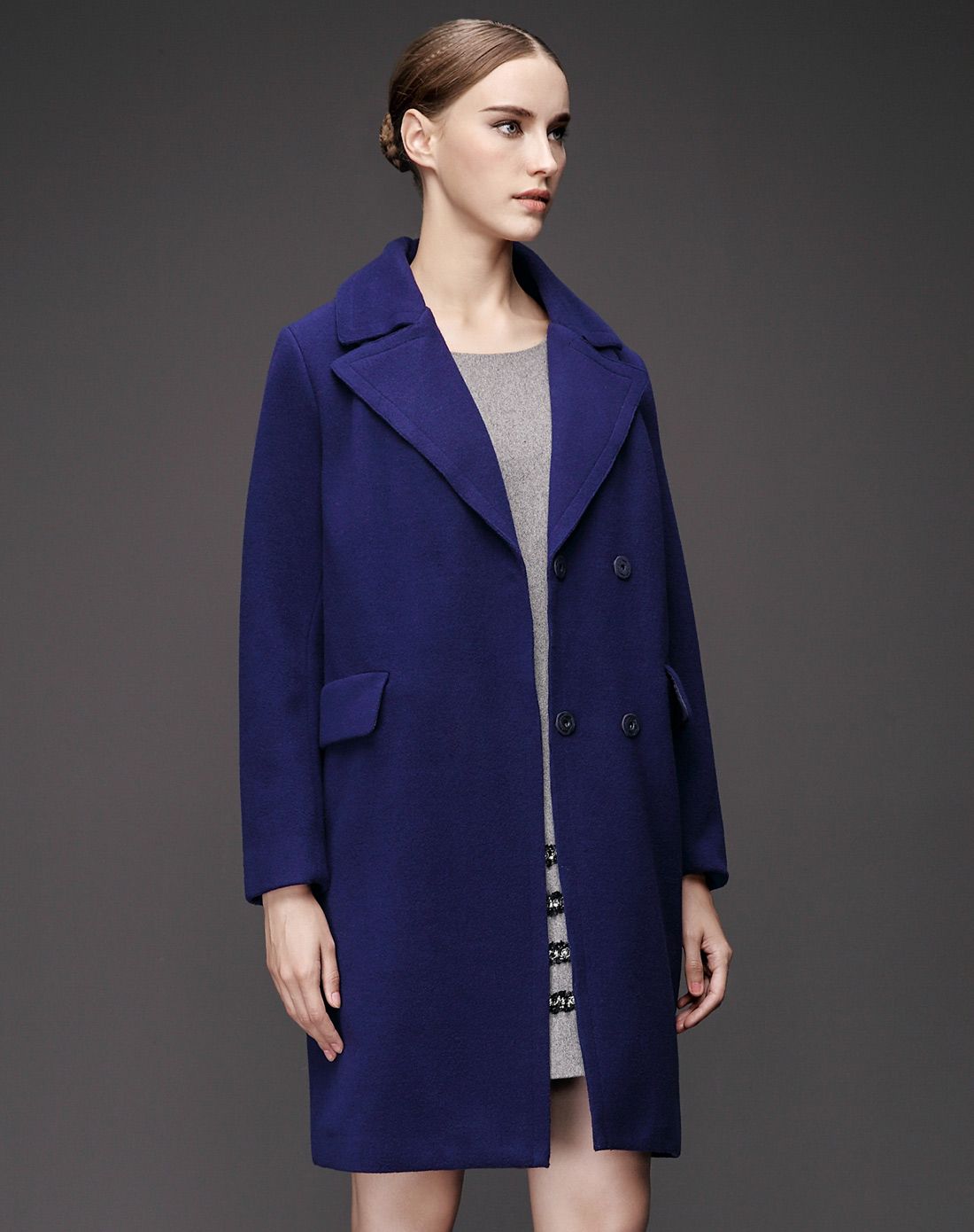 宝蓝色翻领毛呢大衣