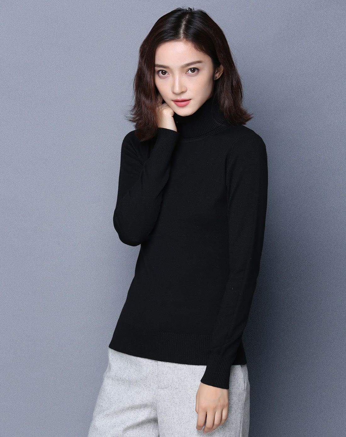 黑色时尚高领修身长袖针织衫