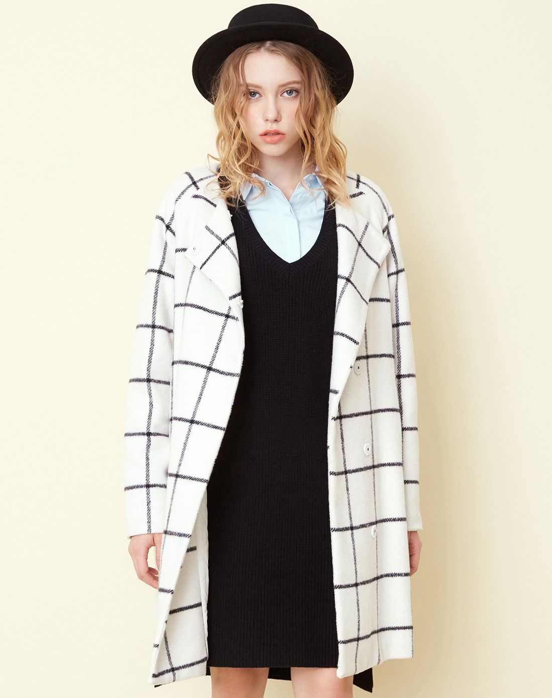 苍白色长款毛呢外套