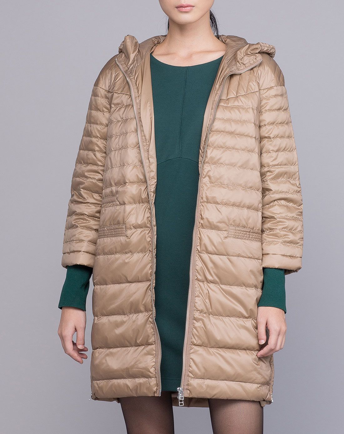 女卡其色羽绒服