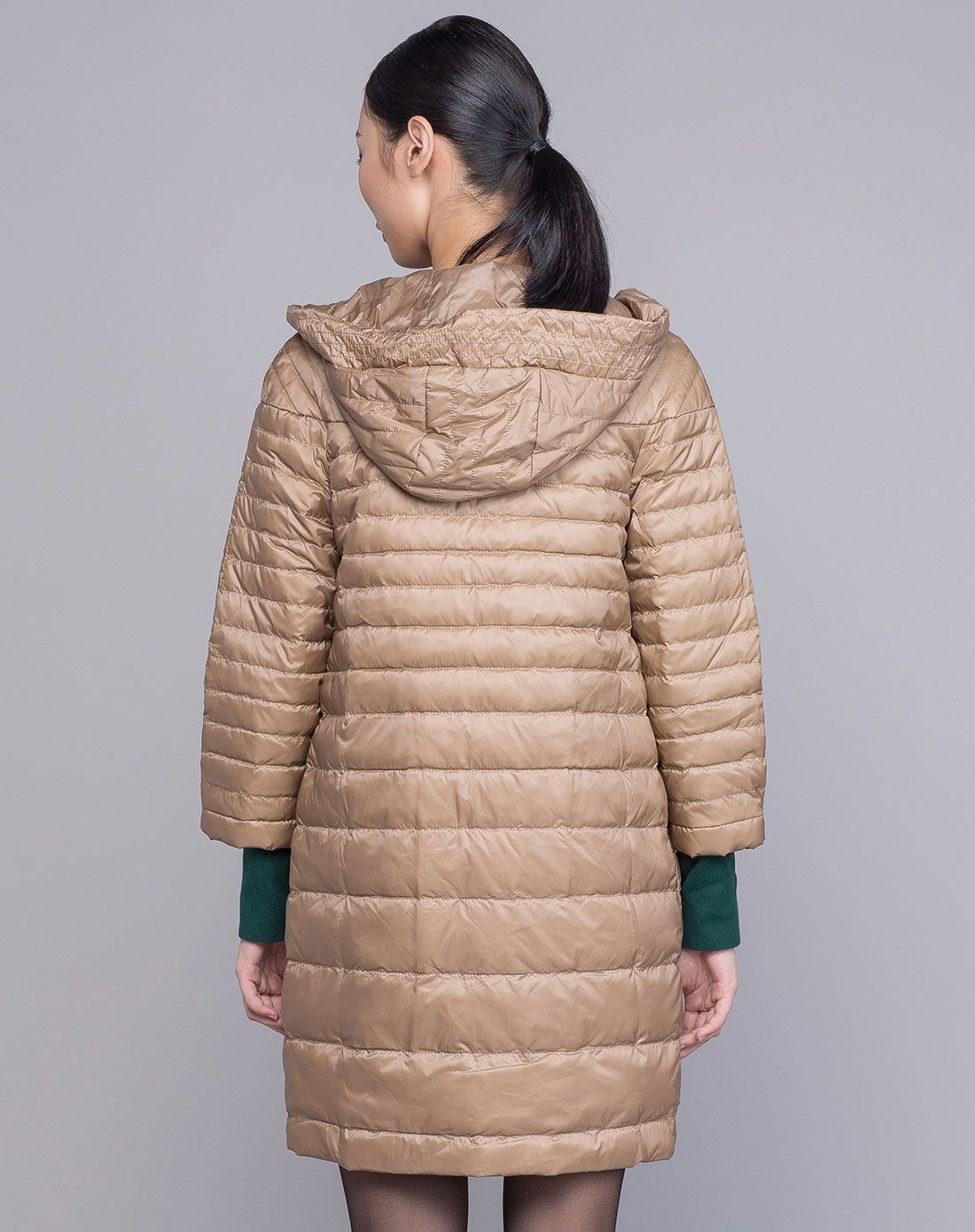 女卡其色羽绒服