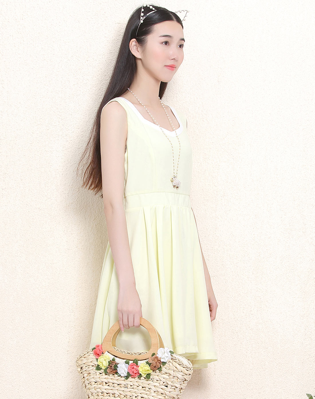 鹅黄色气质优雅无袖连衣裙