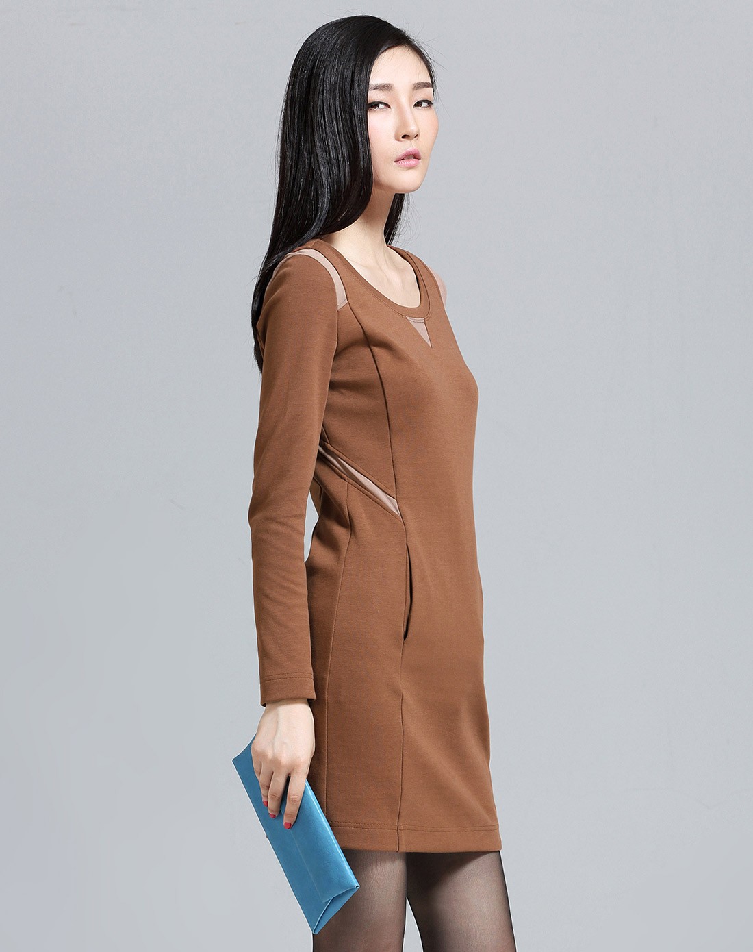 女咖啡色连衣裙