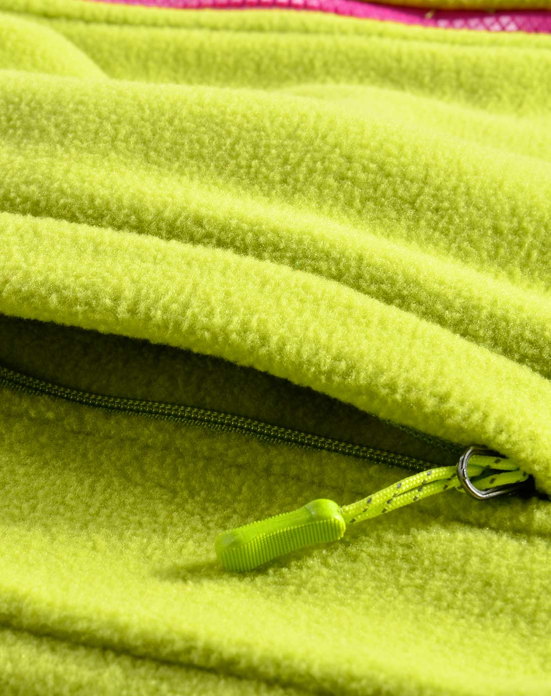 > 女款莱姆绿透气抓绒衣 独特的领贴设计