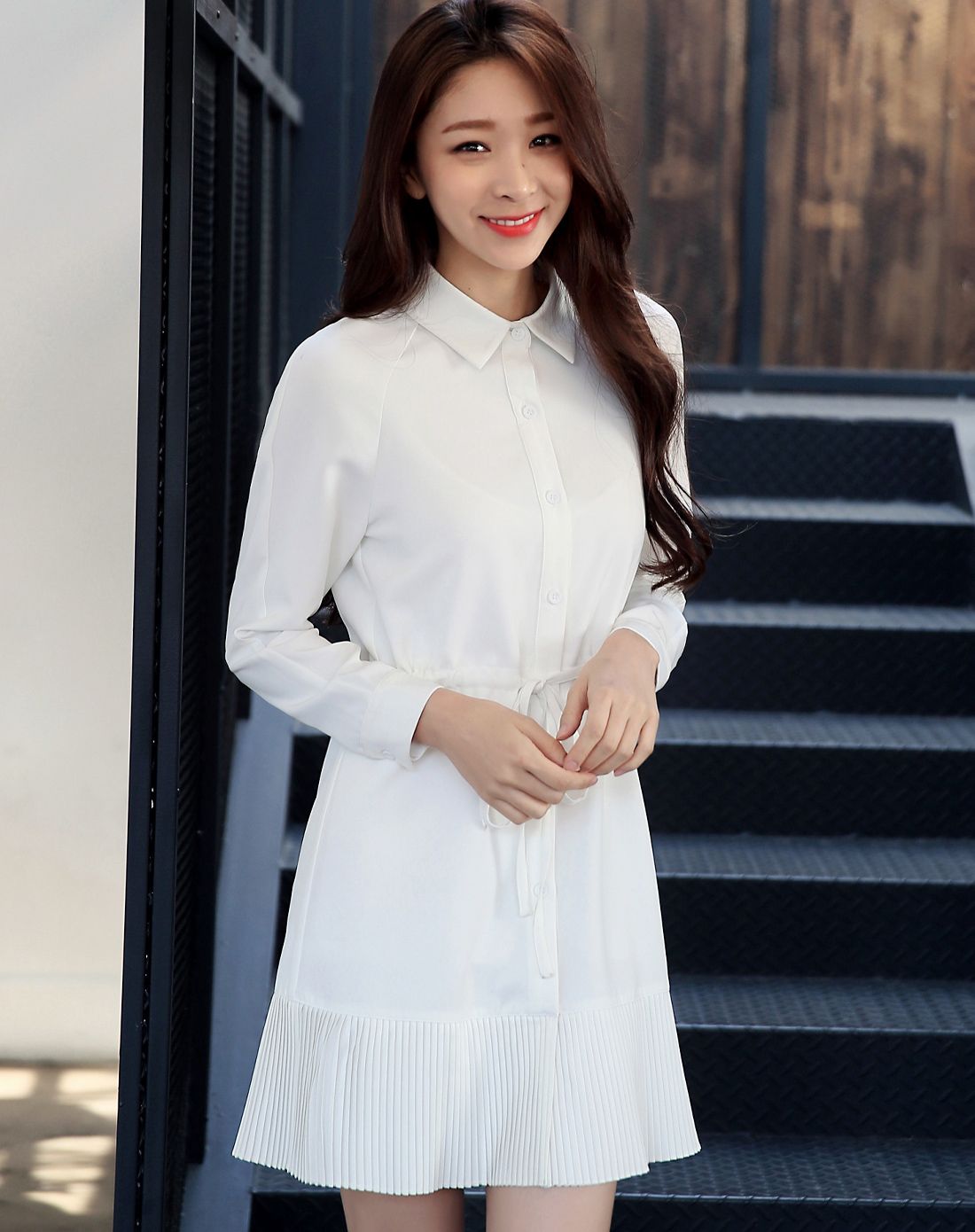 白色长袖连衣裙