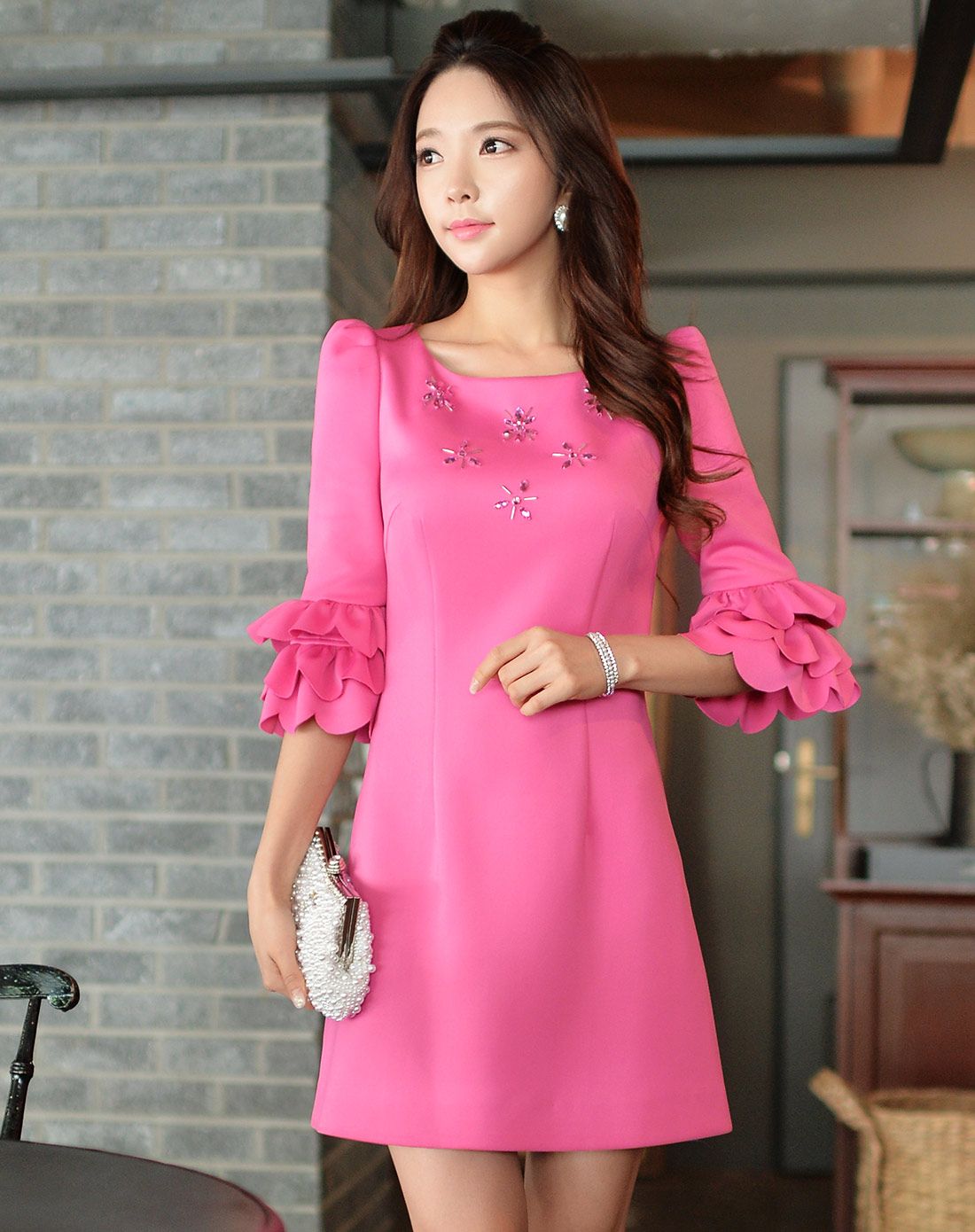 艳玫粉色镶拼宝石花瓣中袖修身连衣裙