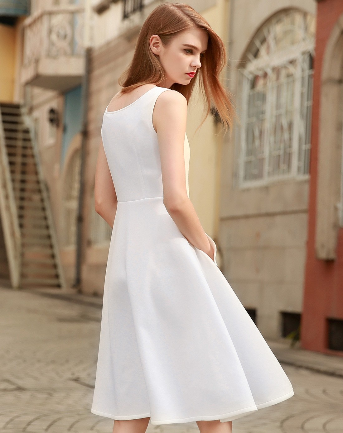 白色无袖显瘦连衣裙