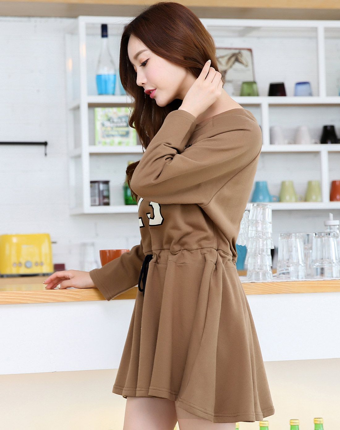 卡其色长袖连衣裙