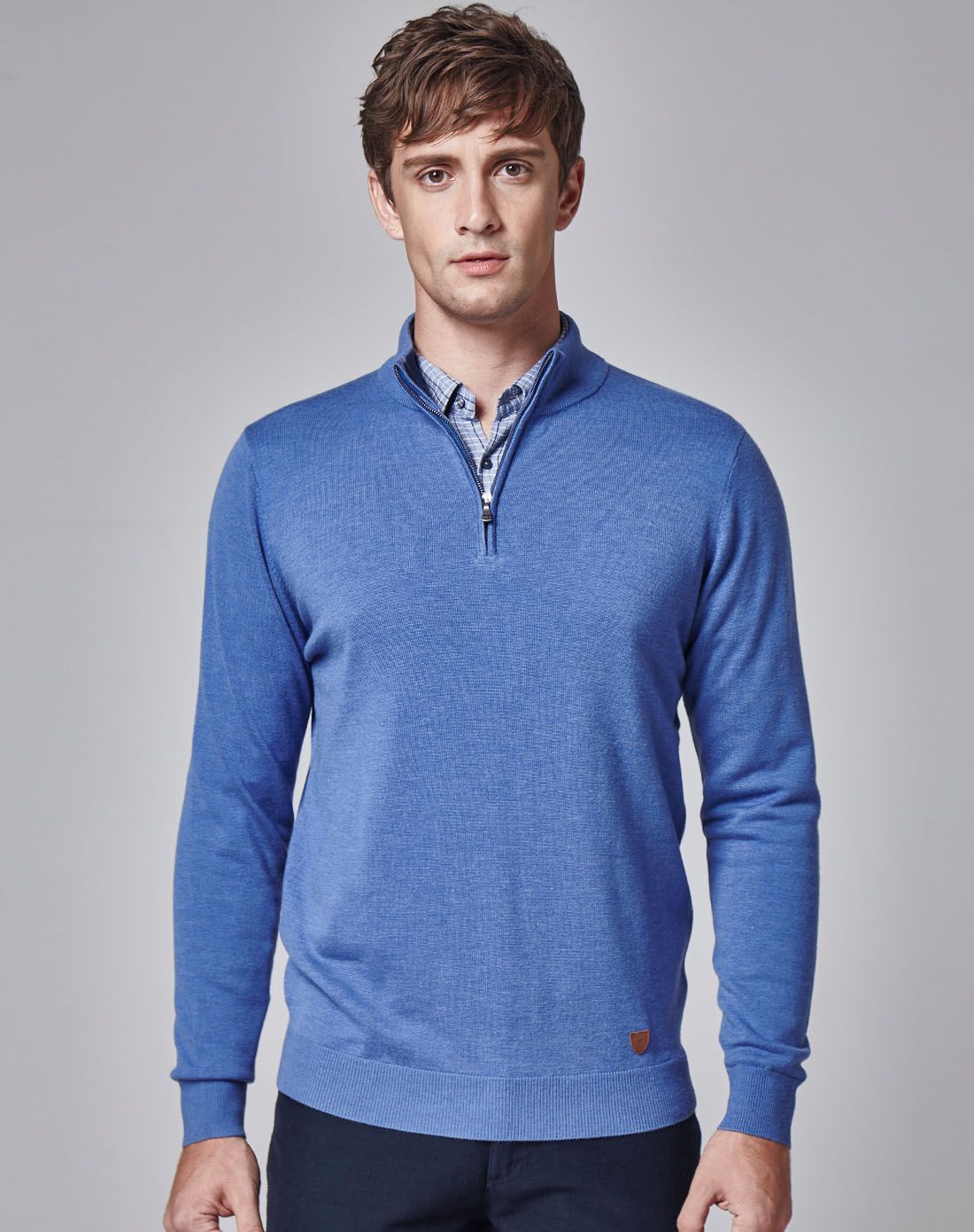 浅蓝色立领半开襟长袖毛衣