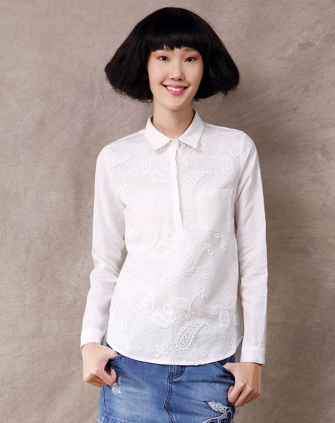 米白色翻领半开襟刺绣衬衫