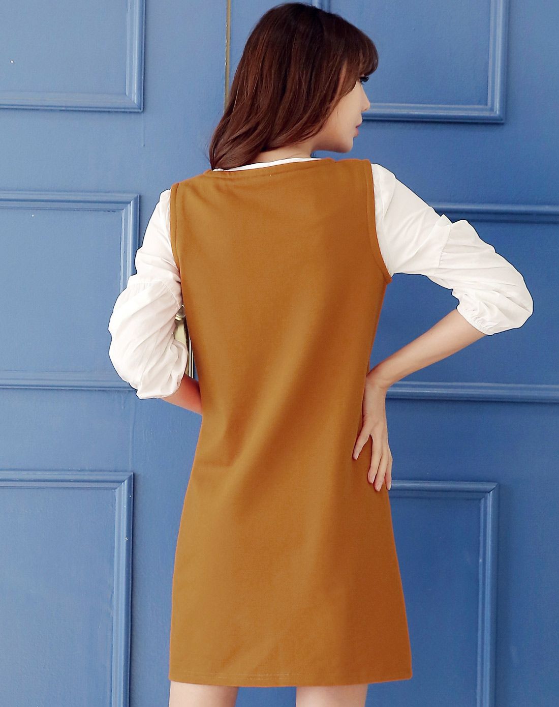 浅棕色长袖连衣裙