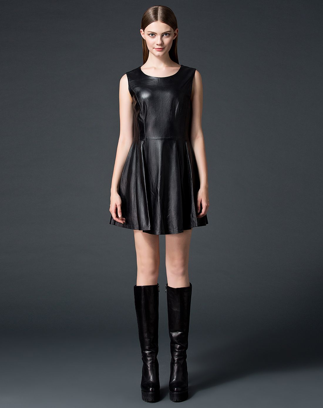黑色皮连衣裙