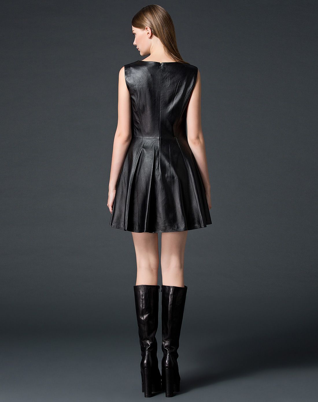 黑色皮连衣裙