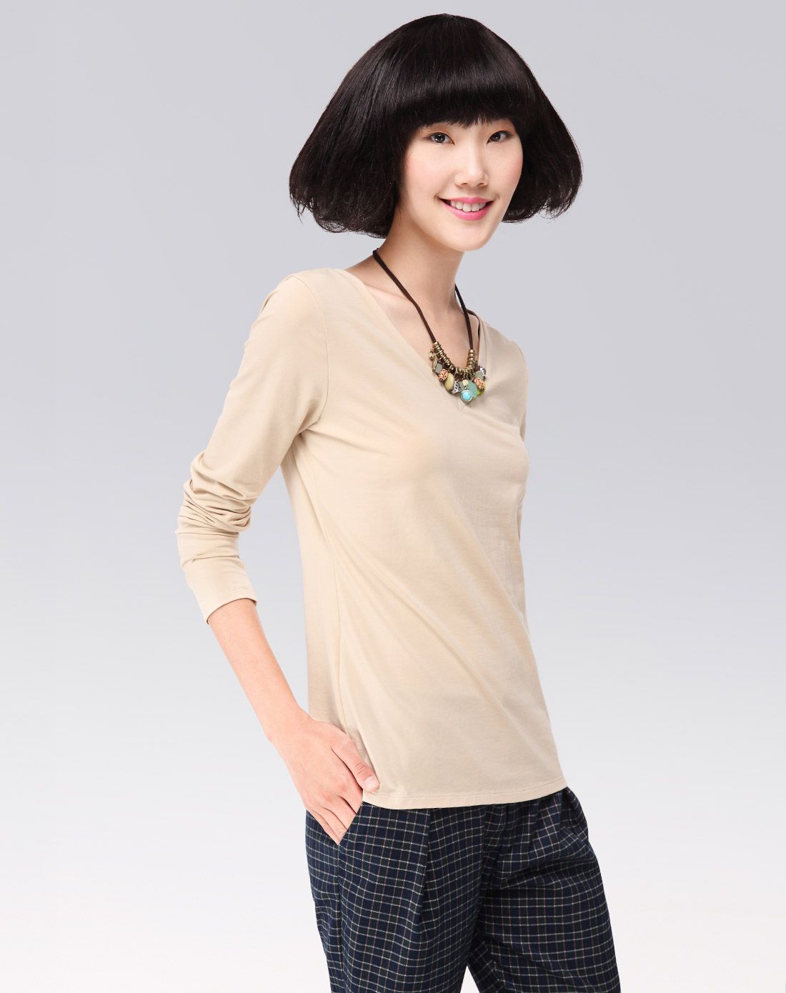 杏色v领简洁舒适长袖t恤