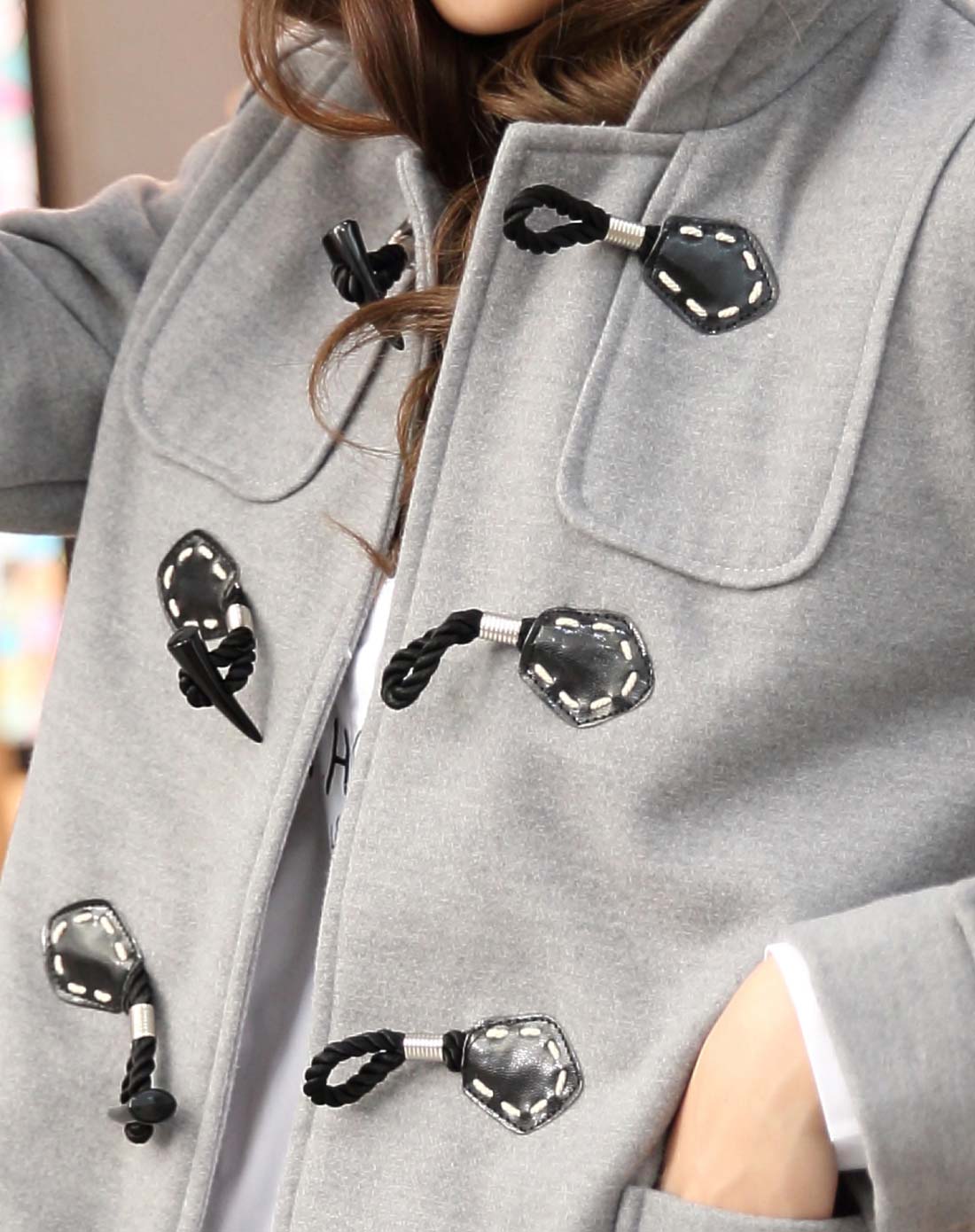 女款花灰羊角扣长款连帽呢外套