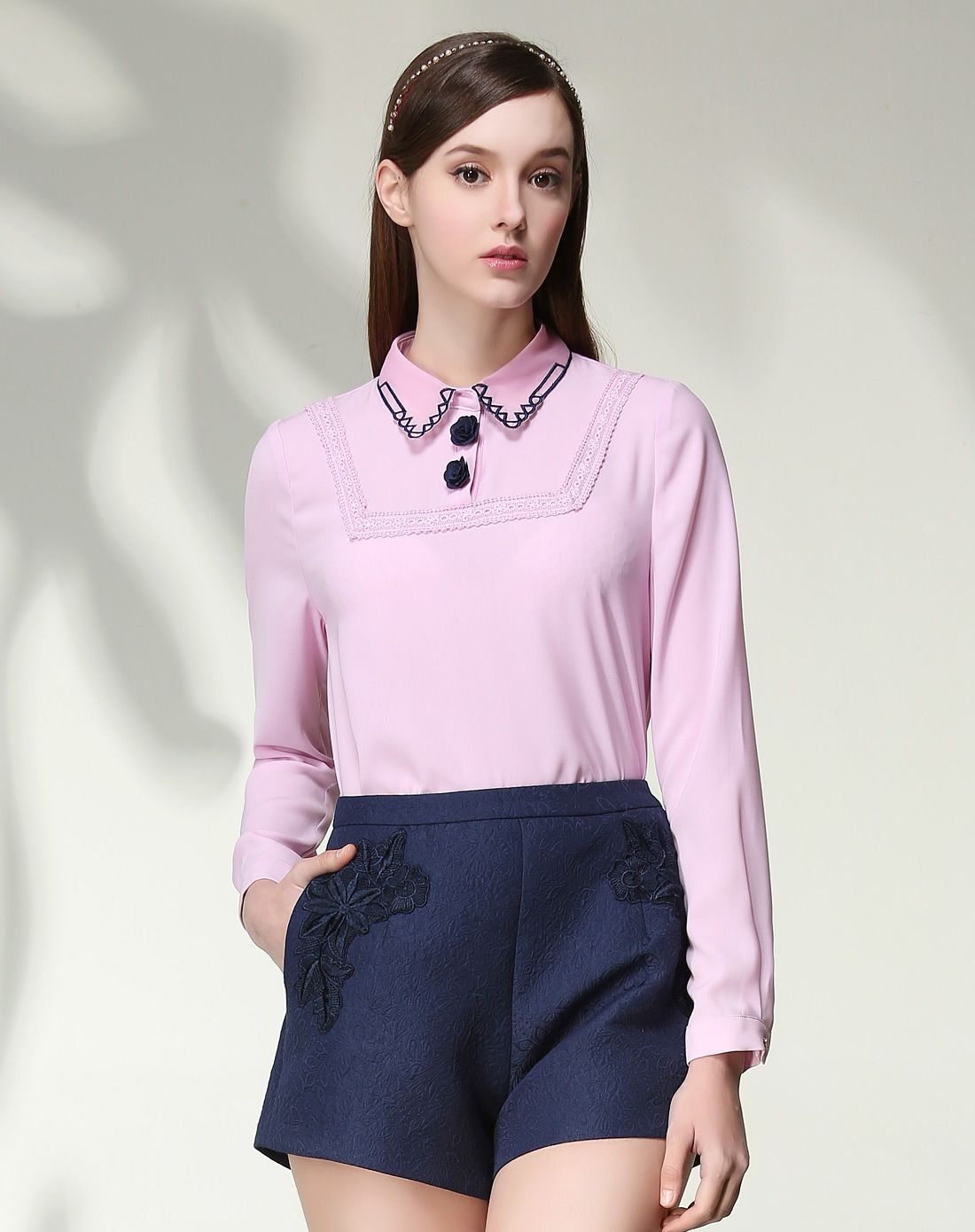 浅紫粉时尚简约撞色绣花领上衣