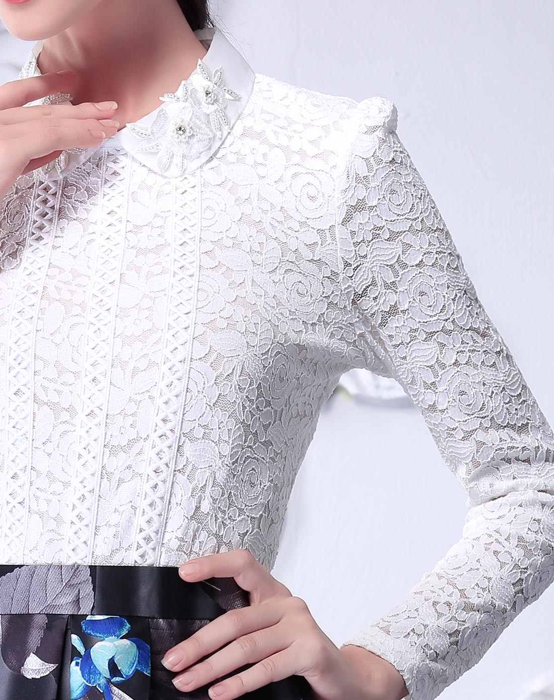 白色修身显瘦蕾丝打底衫