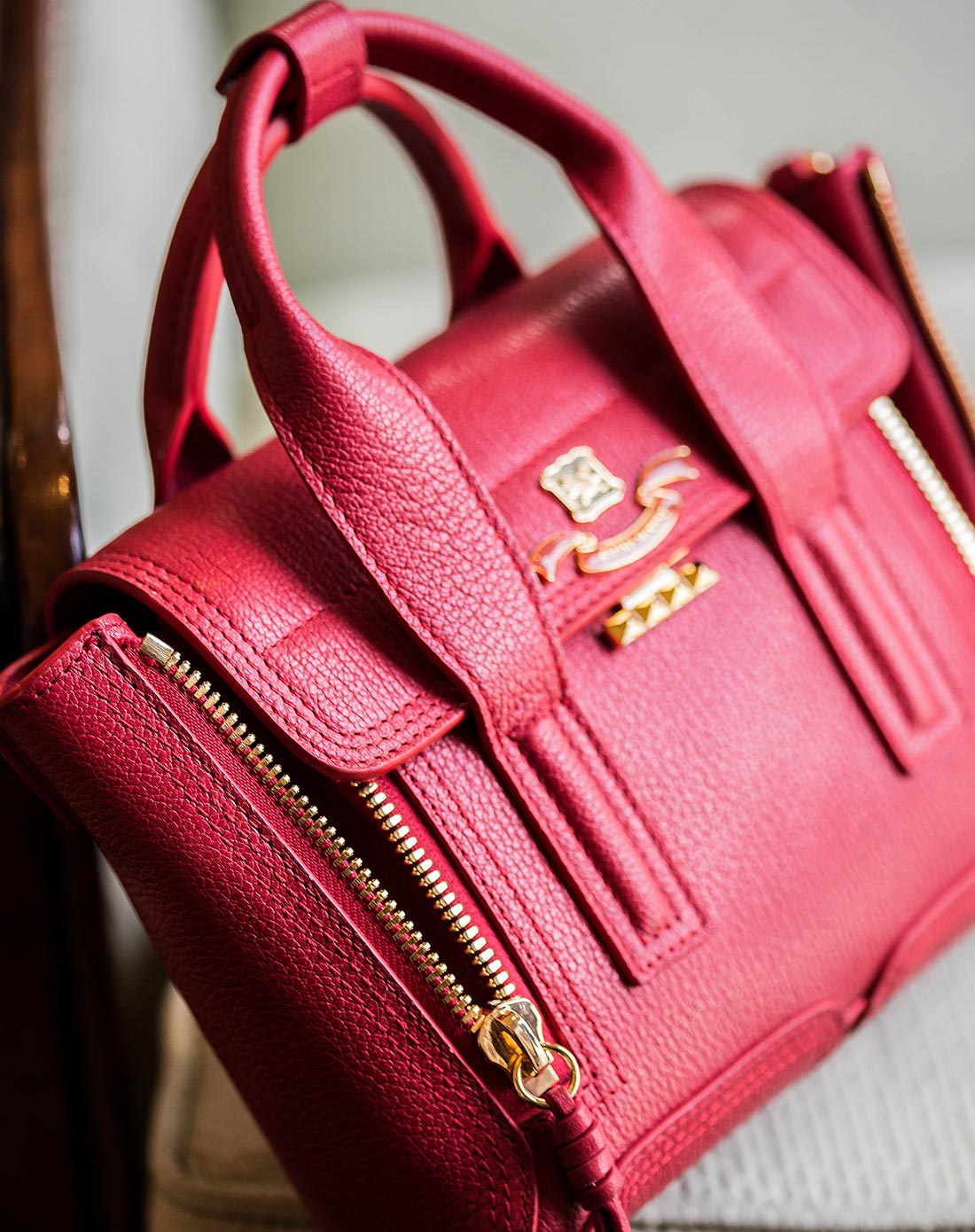 罗曼红头层牛皮小怪兽手提斜挎包