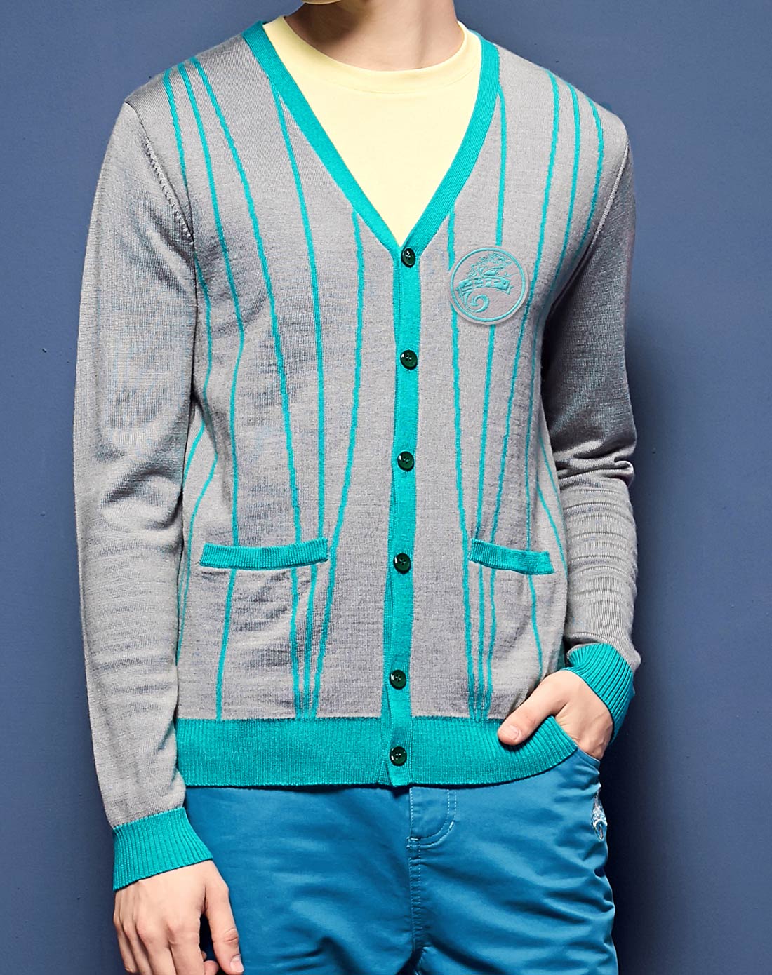 线条提花开衫毛衣